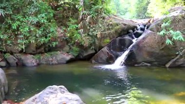 Ton Chongfa Şelalesi ve tropikal orman doğası ve Güneydoğu Asya 'daki Khao Lak Amphoe Takua Pa Phang Nga Tayland' daki yeşil su nehri..