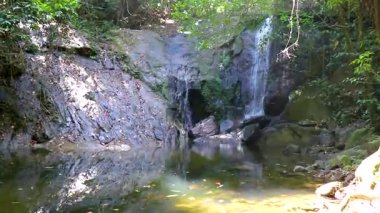 Ton Chongfa Şelalesi ve Güneydoğu Asya 'daki Khao Lak Amphoe Takua Pa Phang Nga Tayland' daki tropikal orman ve doğa manzarası.