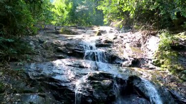 Ton Chongfa Şelalesi ve Güneydoğu Asya 'daki Khao Lak Amphoe Takua Pa Phang Nga Tayland' daki tropikal orman ve doğa manzarası.