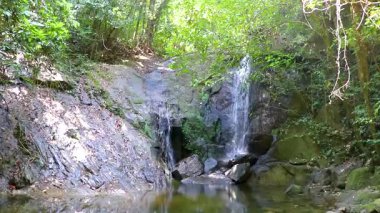 Ton Chongfa Şelalesi ve tropikal orman doğası ve Güneydoğu Asya 'daki Khao Lak Amphoe Takua Pa Phang Nga Tayland' daki yeşil su nehri..