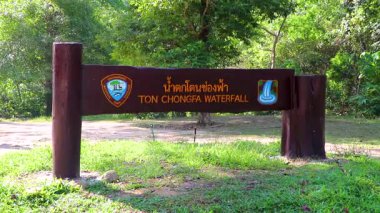Khao Lak Phang Nga Tayland 08. Şubat 2020 Ton Chongfa Şelale girişine hoş geldiniz ve Khao Lak Amphoe Takua Pa Phang Nga Tayland 'daki tabela tabelasına hoş geldiniz..
