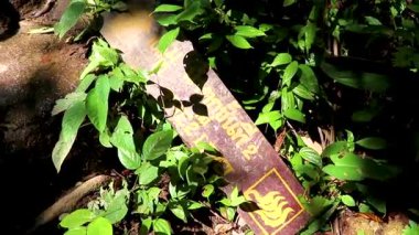 Khao Lak Phang Nga Tayland 08. Şubat 2020 Ton Chongfa Şelalesi 2. Yön ve bilgi levhası Khao Lak Amphoe Takua Pa Phang Nga Tayland.