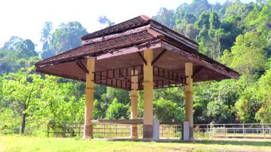 Güneydoğu Asya 'da Ton Chongfa Şelalesi' nde Asya tarzında Pergola ve Khao Lak Amphoe Takua Pa Phang Nga Tayland 'da tropikal orman ve doğa manzarası.