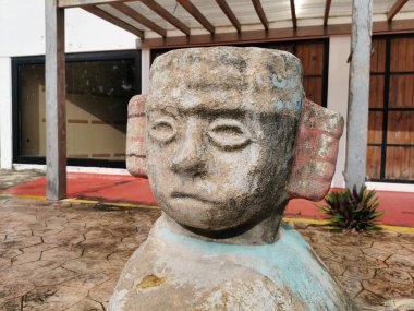 Tulum Quintana Roo Meksika 24. Ağustos 202 Tulum Quintana Roo Meksika 'da yatan eski Maya aztek heykeli figürü.