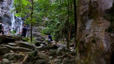 Khao Lak Phang Nga Tayland 10. Şubat 2020 Sai Rung Şelalesi tropikal ormanda ve Khao Lak Phang Nga Tayland 'da telefonunu kontrol eden kızı izliyor..