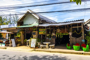 Khao Lak Phang Nga Tayland 05. Şubat 2020 Meşgul ve renkli turist caddesi yol ve yol Restoran bar gibi binalar ve Khao Lak Amphoe Takua Pa Phang Nga Tayland.