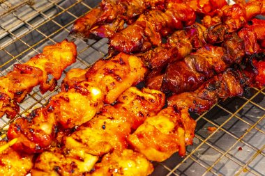 Güneydoğu Asya 'daki Khao Lak Amphoe Takua Pa Phang Nga Tayland' daki Build Market 'te tavuk ve domuz şiş kebap şiş..