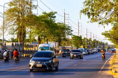 Khao Lak Phang Nga Tayland 07. Şubat 2020 Güneydoğu Asya 'daki Khao Lak Amphoe Takua Pa Phang Nga Tayland' da trafik sıkışıklığı nedeniyle yoğun ve renkli turistik yol ve yol.