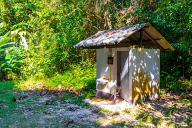 Ton Chongfa Şelalesi, tropikal orman ve doğa manzarası ve Khao Lak Amphoe Takua Pa Phang Nga Tayland 'da küçük tuvalet tuvaletleri kulübesi..