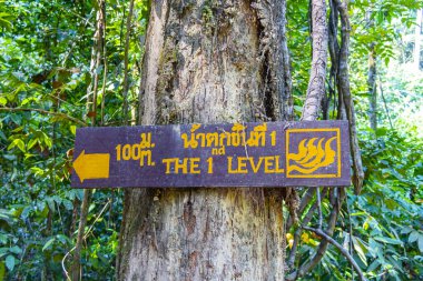 Khao Lak Phang Nga Tayland 08. Şubat 2020 Ton Chongfa Şelalesi 1. seviye yön ve işaret levhası Khao Lak Amphoe Takua Pa Phang Nga Tayland.