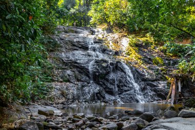 Ton Chongfa Şelalesi ve Güneydoğu Asya 'daki Khao Lak Amphoe Takua Pa Phang Nga Tayland' daki tropikal orman ve doğa manzarası.