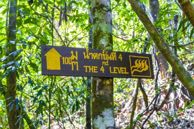 Khao Lak Phang Nga Tayland 08. Şubat 2020 Ton Chongfa Şelalesi Seviye 4 yön ve işaret levhası Khao Lak Amphoe Takua Pa Phang Nga Tayland.