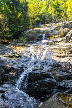 Ton Chongfa Şelalesi ve Güneydoğu Asya 'daki Khao Lak Amphoe Takua Pa Phang Nga Tayland' daki tropikal orman ve doğa manzarası.