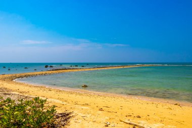 Güneydoğu Asya 'daki Khao Lak Amphoe Takua Pa Phang Nga Tayland' da tropik cennet plaj denizi ve kıyı manzarası.