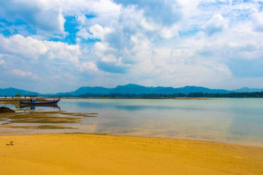 Güneydoğu Asya 'daki Khao Lak Amphoe Takua Pa Phang Nga Tayland' da balıkçı tekneleri ile Pakistan Burnu tropikal cennet plaj denizi ve kıyı manzarası.