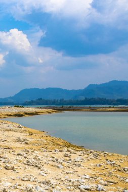 Pakarang Burnu tropik cennet plaj denizi ve kıyısı ölü mercanlar midye ve deniz kabukları Khao Lak Amphoe Takua Pa Phang Nga Tayland, Güneydoğu Asya.