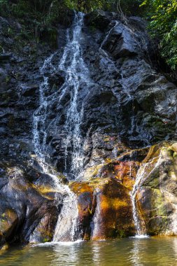 Sai Rung Şelalesi ve Güneydoğu Asya 'daki Khao Lak Amphoe Takua Pa Phang Nga Tayland' daki tropikal orman ve doğa manzarası.