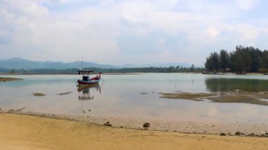 Güneydoğu Asya 'daki Khao Lak Amphoe Takua Pa Phang Nga Tayland' da balıkçı tekneleri ile Pakistan Burnu tropikal cennet plaj denizi ve kıyı manzarası.
