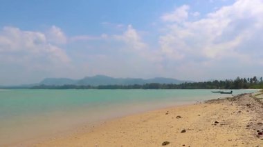 Güneydoğu Asya 'daki Khao Lak Amphoe Takua Pa Phang Nga Tayland' da balıkçı tekneleri ile Pakistan Burnu tropikal cennet plaj denizi ve kıyı manzarası.
