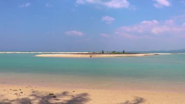 Güneydoğu Asya 'daki Khao Lak Amphoe Takua Pa Phang Nga Tayland' daki ölü mercan kulesinin bulunduğu Pakarang Burnu tropik cennet plaj denizi ve kıyı manzarası.