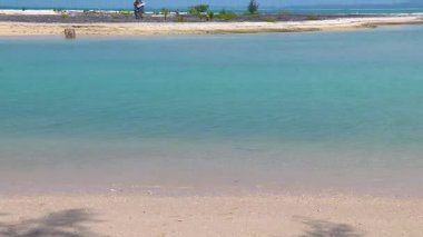 Güneydoğu Asya 'daki Khao Lak Amphoe Takua Pa Phang Nga Tayland' daki ölü mercan kulesinin bulunduğu Pakarang Burnu tropik cennet plaj denizi ve kıyı manzarası.