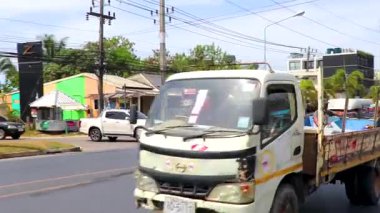 Khao Lak Phang Nga Tayland 05. Şubat 2020 Güneydoğu Asya 'daki Khao Lak Amphoe Takua Pa Phang Nga Tayland' da trafik sıkışıklığı nedeniyle yoğun ve renkli turistik yol ve yol.