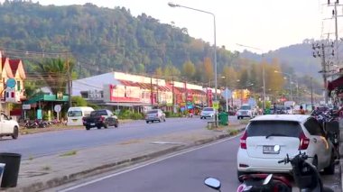 Khao Lak Phang Nga Tayland 06. Şubat 2020 Güneydoğu Asya 'daki Khao Lak Amphoe Takua Pa Phang Nga Tayland' da trafik sıkışıklığı nedeniyle yoğun ve renkli turistik yol ve yol.
