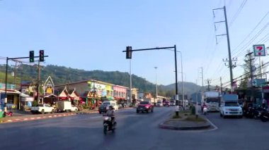 Khao Lak Phang Nga Tayland 06. Şubat 2020 Güneydoğu Asya 'daki Khao Lak Amphoe Takua Pa Phang Nga Tayland' da trafik sıkışıklığı nedeniyle yoğun ve renkli turistik yol ve yol.