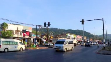 Khao Lak Phang Nga Tayland 06. Şubat 2020 Güneydoğu Asya 'daki Khao Lak Amphoe Takua Pa Phang Nga Tayland' da trafik sıkışıklığı nedeniyle yoğun ve renkli turistik yol ve yol.