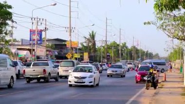 Khao Lak Phang Nga Tayland 07. Şubat 2020 Güneydoğu Asya 'daki Khao Lak Amphoe Takua Pa Phang Nga Tayland' da trafik sıkışıklığı nedeniyle yoğun ve renkli turistik yol ve yol.