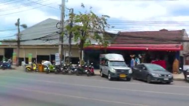 Khao Lak Phang Nga Tayland 11. Şubat 2020 Güneydoğu Asya 'daki Khao Lak Amphoe Takua Pa Phang Nga Tayland' da trafik sıkışıklığı nedeniyle yoğun ve renkli turistik yol ve yol.