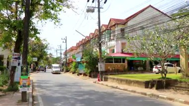 Khao Lak Phang Nga Tayland 05. Şubat 2020 Güneydoğu Asya 'da Khao Lak Amphoe Takua Pa Phang Nga Tayland' da turist yolu ve yolu yoğun ve renkli..