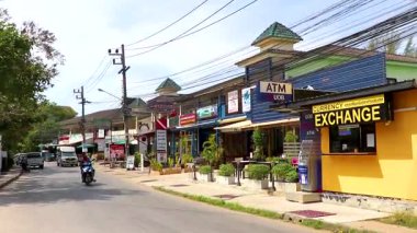 Khao Lak Phang Nga Tayland 05. Şubat 2020 Güneydoğu Asya 'da Khao Lak Amphoe Takua Pa Phang Nga Tayland' da turist yolu ve yolu yoğun ve renkli..