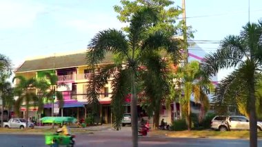 Khao Lak Phang Nga Tayland 08. Şubat 2020 Güneydoğu Asya 'da Khao Lak Amphoe Takua Pa Phang Nga Tayland' da turist yolu ve yolu yoğun ve renkli..