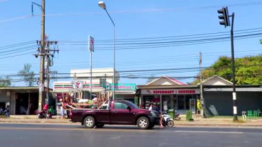 Khao Lak Phang Nga Tayland 06. Şubat 2020 Güneydoğu Asya 'da Khao Lak Amphoe Takua Pa Phang Nga Tayland' da turist yolu ve yolu yoğun ve renkli..
