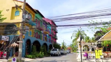 Khao Lak Phang Nga Tayland 05. Şubat 2020 Meşgul ve renkli turist caddesi yol ve yol Restoran bar gibi binalar ve Khao Lak Amphoe Takua Pa Phang Nga Tayland.
