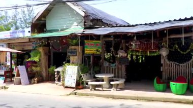 Khao Lak Phang Nga Tayland 05. Şubat 2020 Meşgul ve renkli turist caddesi yol ve yol Restoran bar gibi binalar ve Khao Lak Amphoe Takua Pa Phang Nga Tayland.