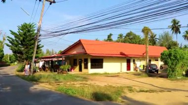 Khao Lak Phang Nga Tayland 08. Şubat 2020 Khao Lak Amphoe Takua Pa Phang Nga Tayland 'daki otel ve mağaza gibi binalarla dolu ve renkli turist caddesi ve yolu.