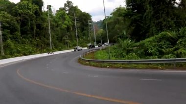 Khao Lak Phang Nga Tayland 09. Şubat 2020 Khao Lak Amphoe Takua Pa Phang Nga Tayland 'da bir motosiklet motosikletiyle tropikal doğada yol alırken..