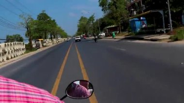 Khao Lak Phang Nga Tayland 09. Şubat 2020 'de Khao Lak Takua Pa Phang Nga Tayland' da bir motosikletle tropikal doğada ilerlerken..