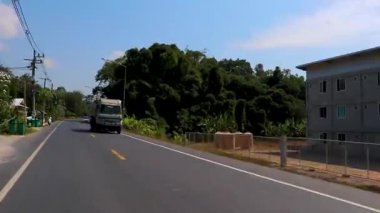 Khao Lak Phang Nga Tayland 09. Şubat 2020 'de Khao Lak Takua Pa Phang Nga Tayland' da bir motosikletle tropikal doğada ilerlerken..