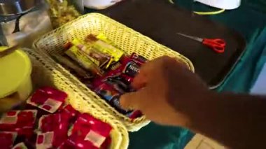 Khao Lak Phang Nga Tayland 08. Şubat 2020 Güneydoğu Asya 'da Khao Lak Amphoe Takua Pa Phang Nga Tayland' da sıcak suyla hazır kahve.