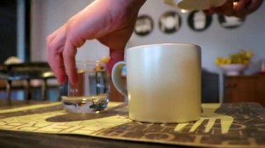 Güneydoğu Asya 'daki Khao Lak Amphoe Takua Pa Phang Nga Tayland' da bir bardak kahve ve meyve karpuzuyla kahvaltı..