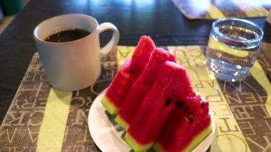 Güneydoğu Asya 'daki Khao Lak Amphoe Takua Pa Phang Nga Tayland' da bir bardak kahve ve meyve karpuzuyla kahvaltı..