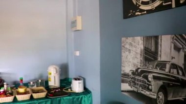 Khao Lak Phang Nga Tayland 05. Şubat 2020 'de Khao Lak Amphoe Takua Pa Phang Nga Tayland' da bir otel kantininde meyveli yumurta ve kahve ile kahvaltı..