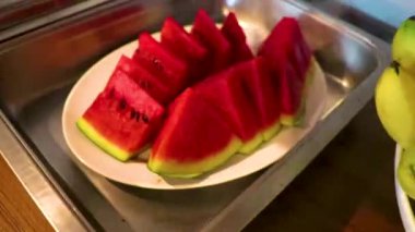 Khao Lak Amphoe Takua Pa Phang Nga Tayland 'daki bir otel kantininde meyveli yumurta ve kahve büfesi..