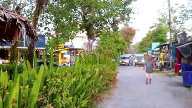 Khao Lak Phang Nga Tayland 06. Şubat 2020 Meşgul ve renkli turist caddesi yol ve yol Restoran bar gibi binalar ve Khao Lak Amphoe Takua Pa Phang Nga Tayland.