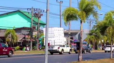 Khao Lak Phang Nga Tayland 06. Şubat 2020 Khao Lak Amphoe Takua Pa Phang Nga Tayland 'da aşırı yüklü kamyonet arabasıyla dolu ve renkli bir turistik yol ve yol..