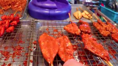 Khao Lak Phang Nga Tayland 07. Şubat 2020 Güneydoğu Asya 'da Khao Lak Amphoe Takua Pa Phang Nga Tayland' da tavuk ve domuz kebabı şiş kebap..