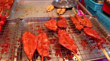 Khao Lak Phang Nga Tayland 07. Şubat 2020 Güneydoğu Asya 'da Khao Lak Amphoe Takua Pa Phang Nga Tayland' da tavuk ve domuz kebabı şiş kebap..